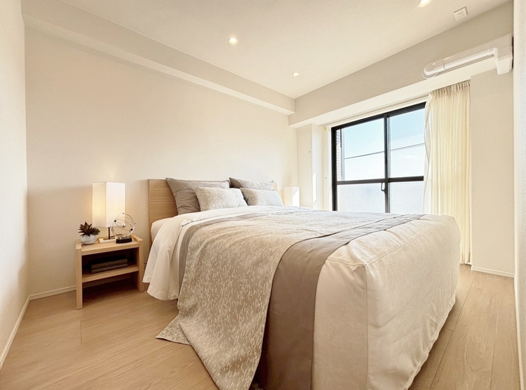 寝室 ベッドも十分に設置するスペースがあります。