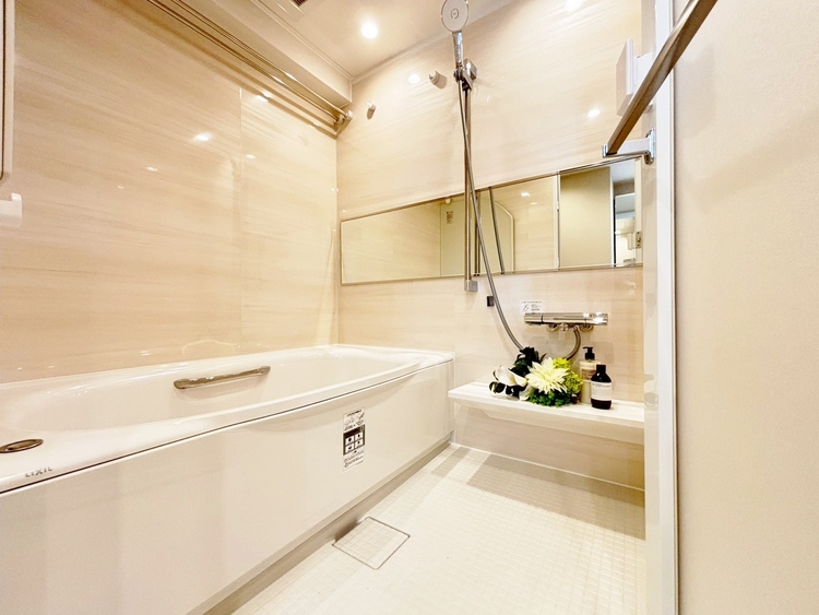 風呂 一日の疲れを癒すバスルームは、心地よいリラックスを叶える清潔感溢れる空間です。