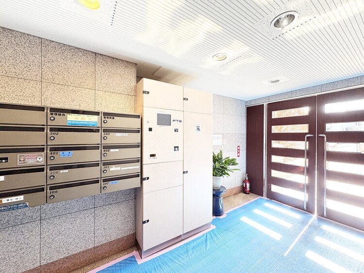 設備 共用部分の宅配ボックスです。留守中の荷物受け取りもできるので、安心して外出ができますね。