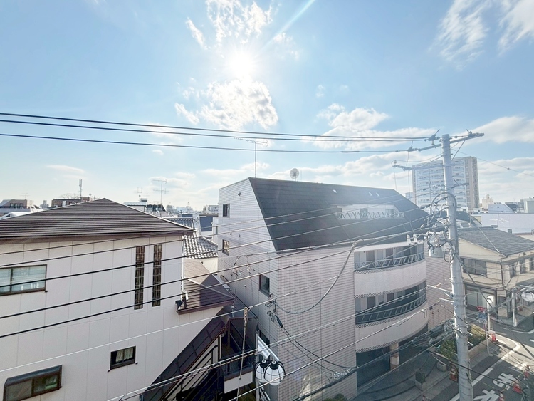 バルコニー 窓を開けると広がる青空。心をリフレッシュして日々を過ごしていきましょう。