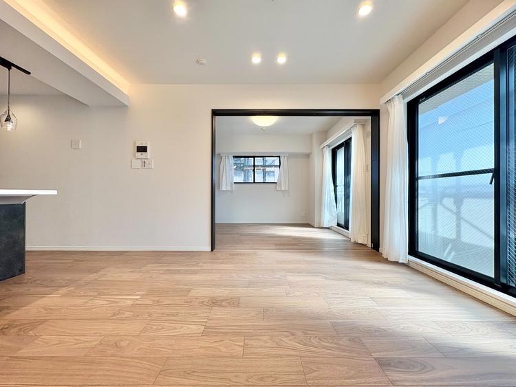 居間 忙しく過ぎゆく日常を置き去るほど、ゆったりした時間が流れるリビング。