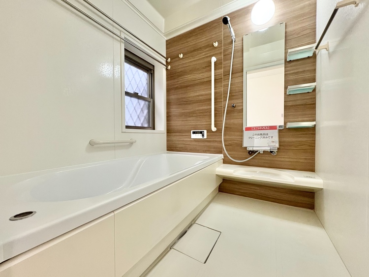 風呂 一日の疲れを癒すバスルームは、心地よいリラックスを叶える清潔感溢れる空間です。