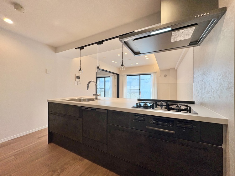 キッチン スマートな意匠と充実の機能を備えたキッチンが、暮らしにおいしい彩りを添えます。