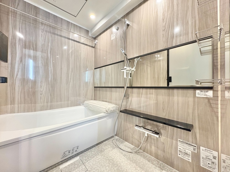 風呂 一日の疲れを癒すバスルームは、心地よいリラックスを叶える清潔感溢れる空間です。