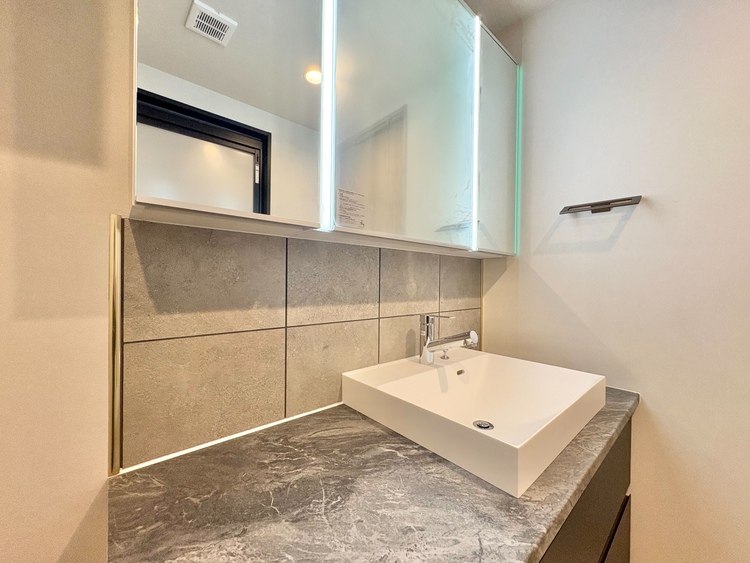 洗面 何かと物が増える場所だからこそ、スッキリと見映えの良い空間に。