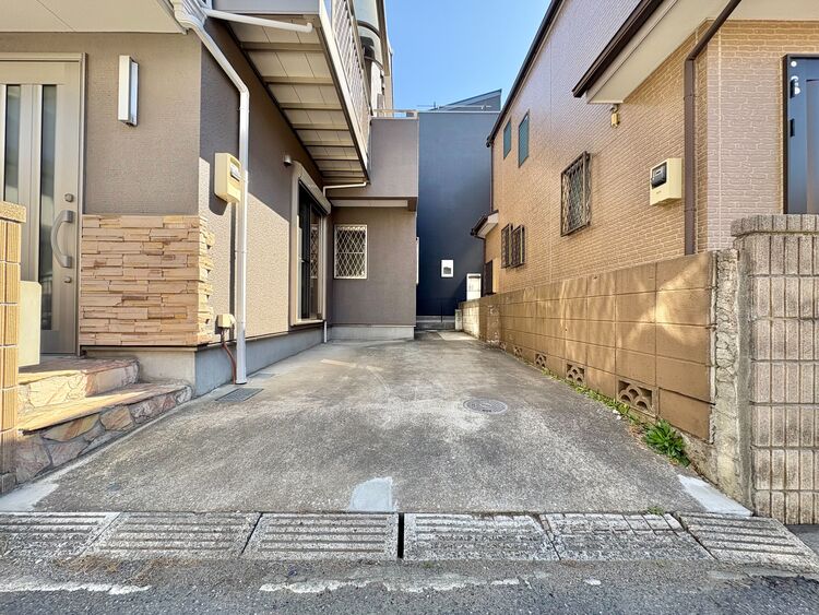 駐車場 本物件の駐車スペースです。車種制限のある場合もございますので、お気軽にお問い合わせくださいませ。