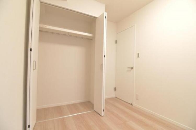 収納 クローゼットには棚やハンガーパイプが備えられているので、大切なお洋服にしわを付けずにそのまましまうことが出来ます。思い出と一緒に大切に保管しましょう。 