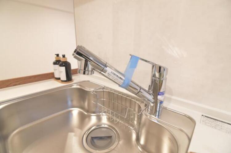 設備 浄水器付きキッチン水栓　キッチンの水栓には、浄水器を標準装備。水道水をそのまま飲むことができ、お米などをおいしく炊くことも可能です。
