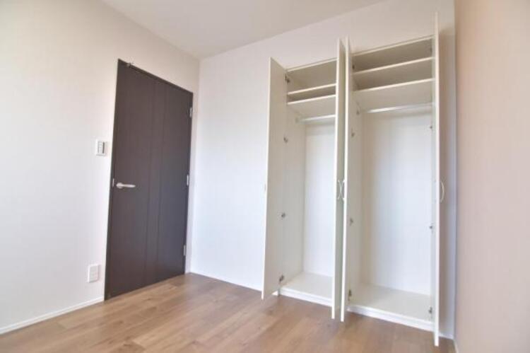 収納 クローゼットには棚やハンガーパイプが備えられているので、大切なお洋服にしわを付けずにそのまましまうことが出来ます。思い出と一緒に大切に保管しましょう。