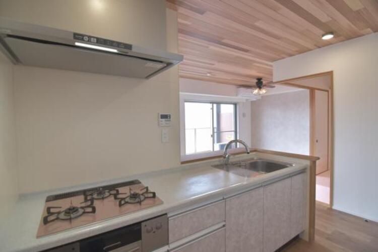 設備 キッチンはご家族との会話が楽しめる対面カウンタータイプを採用。リビングのご家族の様子をうかがいながらお料理もできます。