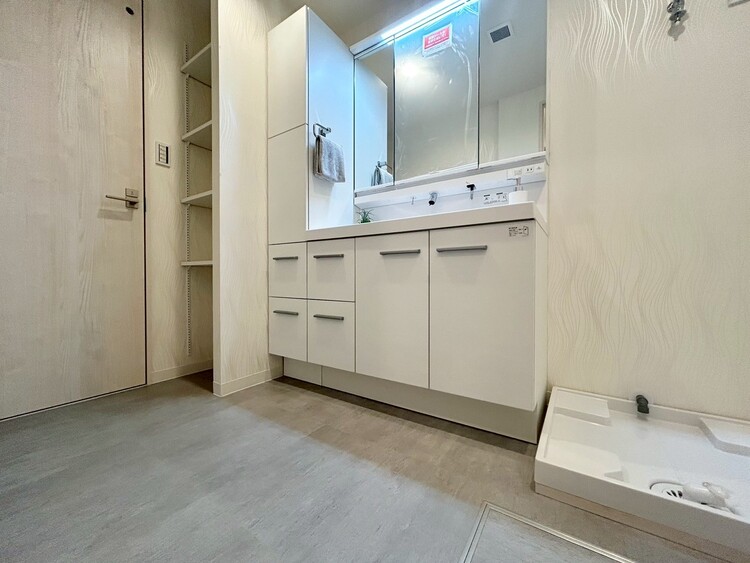 その他 十分な広さの脱衣所。