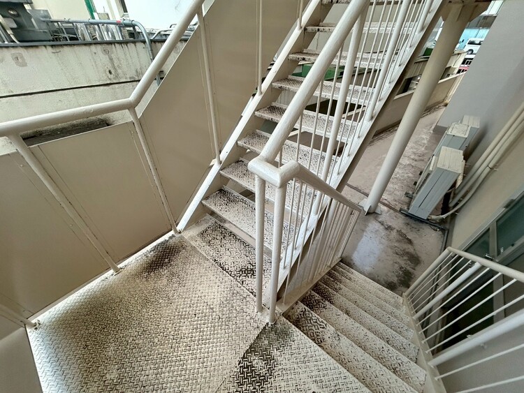 その他 共用部の階段です。明るく清潔に管理されています。