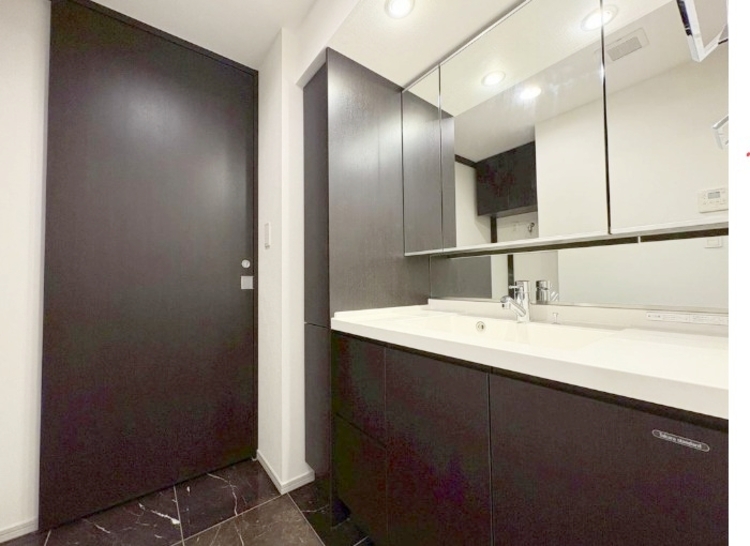 その他 清潔感を感じられる洗面化粧台。