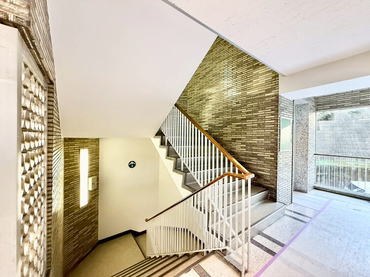 その他 共用部の階段です。明るく清潔に管理されています。