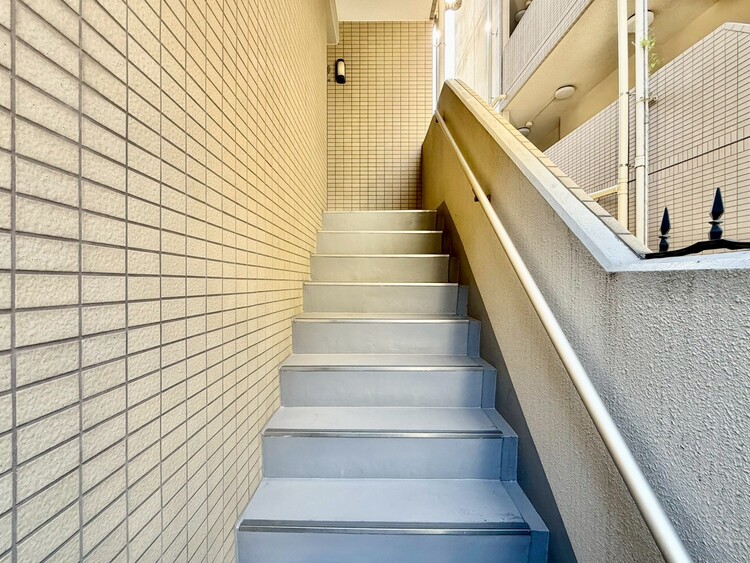 その他 共用部の階段です。明るく清潔に管理されています。