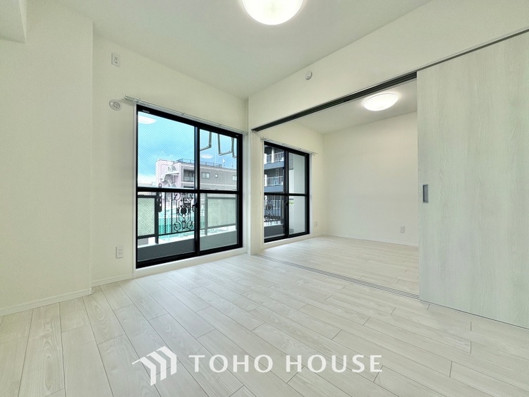 内装 使いやすく、明るい洋室に仕上がります。子供部屋や趣味のお部屋にご利用できます。ご自身で家具などを配置し、素敵な空間を創り上げられます。