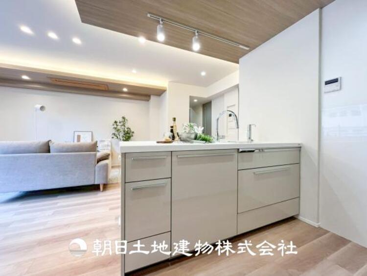 キッチン 【キッチン】シンプルで使いやすいデザインにこだわったキッチン。プライベートスペースを彩るインテリアとしての美しさと、快適な日常を支える機能性と強さがひとつになった自慢のキッチンです。