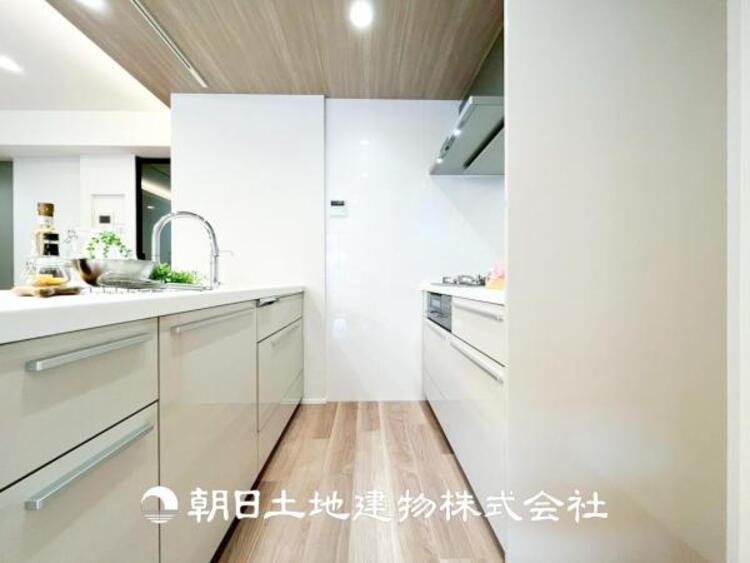 キッチン 【キッチン】日々の生活における家事の動線やリビングとの往来のしやすさに配慮し、お食事の準備や後片付けなどの家事を少しでも楽にするキッチンスペースを目指しました。毎日使う場所だからこそ。ストレスなく使えて、居心地が良くないといけないと思います。