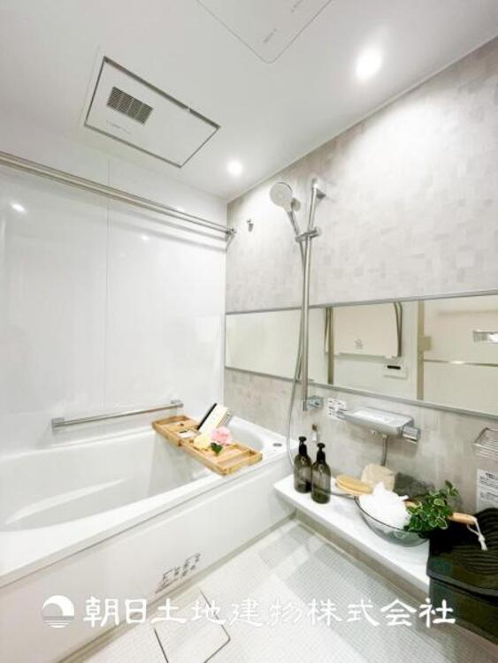 風呂 【浴室】上品な色合いが魅力のバスルームは、ほっと落ち着く空間を作り出しています。広々とした浴槽で体を癒やしながら、疲れを取り除けるような仕様です。お子様と一緒に楽しく入るのもいいですね。