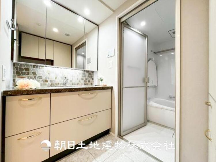 洗面 【洗面化粧台】広々とした洗面台は、日々の身だしなみチェックや歯磨きなど、朝の慌ただしい時間でも心に余裕とゆとりを作ってくれます。今日も１日頑張ろう。そう思える場所でありたいと思っています。