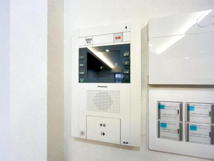 設備 【モニター付きインターホン】訪問者の確認が出来るので、セキュリティ対策にも最適のモニター付きインターホン。