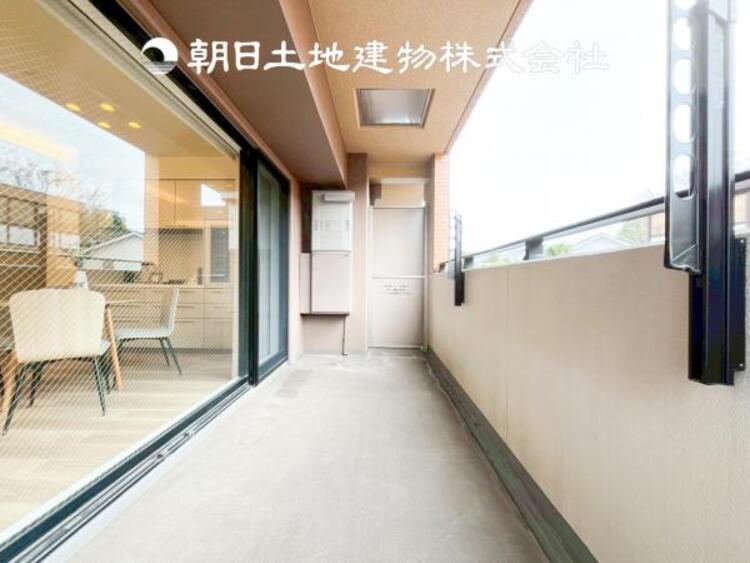 バルコニー 【バルコニー】太陽に愛された家。陽当り・通風に優れた魅力的で快適さを追求した住宅です。ここに住むからこそ意味がある。そんな特別感に浸りながら、毎日をお過ごし下さい。