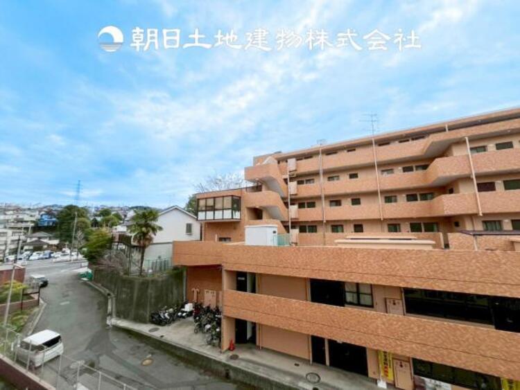 その他 【眺望】目の前に手を伸ばせば、触ることが出来そうな環境が、そのままインテリアになったような印象です。その豊かな眺望にふさわしい空間には、通風・採光にも優れ、心地よい光と風があふれています。