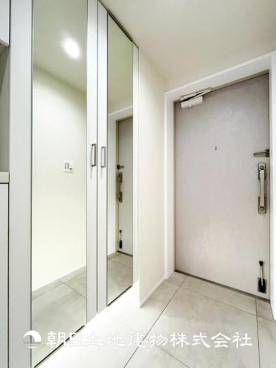 その他 【玄関】家族の帰り、遊びに来る友人、知人を優しく迎え、温もりに満ちた生活空間を予感させる。帰りたい家がここにあります。