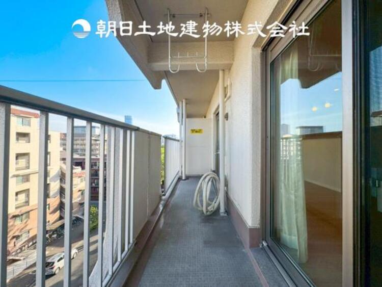 バルコニー 【バルコニー】温かい太陽を感じる事ができるのは、目の前に遮るものが無いから。彼方に広がる風景が絵画のように広がります。