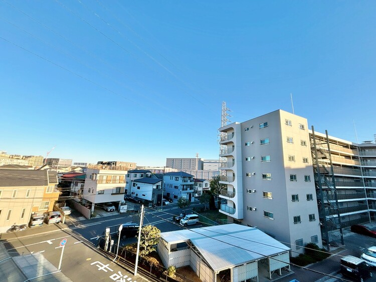 バルコニー 窓を開けると広がる青空。心をリフレッシュして日々を過ごしていきましょう。