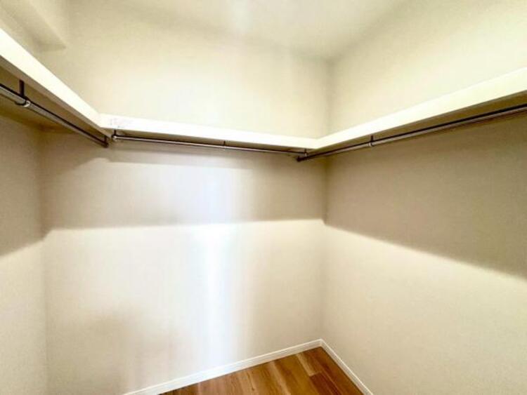 収納 たくさんの洋服をかけることができる収納力と取り出しやすさが魅力のウォークインクローゼット。普段使わない家電やスーツケース、ストック品など何でも片付く嬉しい空間です。