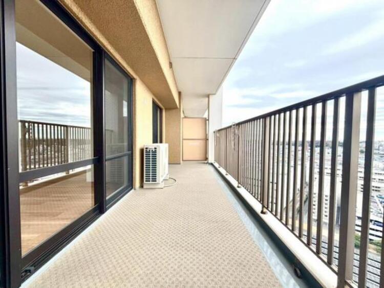 バルコニー 陽の光に照らされるバルコニーを、爽やかな涼風が吹き抜けていきます。心を落ち着かせ開放してくれる眺望が今日も家族を包み込みます。