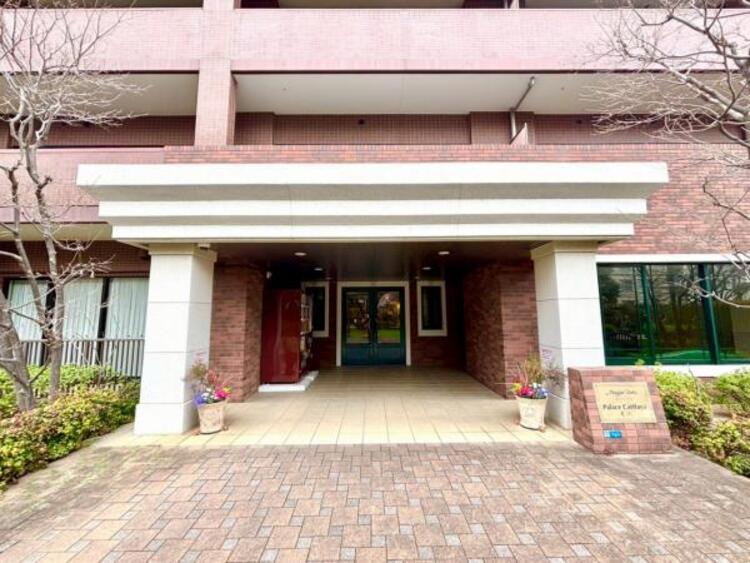 エントランス 外と内をつなぐエントランスは、まさに顔となる場所。シンプルながらも格調高い雰囲気を漂わせて上質な空間を作り出します。満ち足りたプライベートシーンへと誘う気品がありますね。