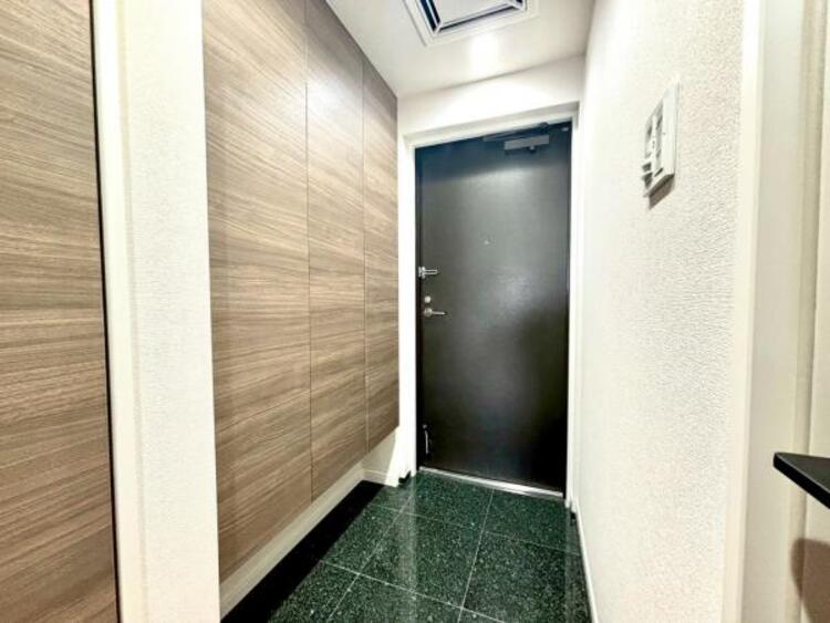 その他 広々とした玄関は収納豊富なシューズクローゼットも完備。雑多な玄関でなくスッキリ空間としての家の顔にできるよう設計しました。