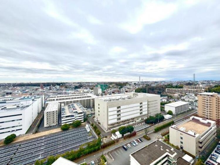 その他 青いキャンパスに描かれた未来。この街に移り住み、この街で過ごす私たちの未来は、きっとこの雲のようにいろいろな形の幸せへと変わり、溢れるほど運んで来てくれることでしょう。