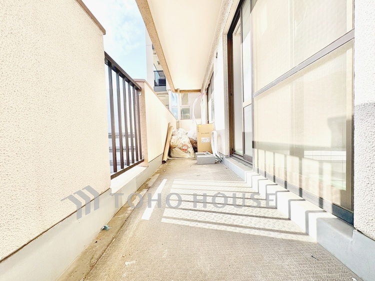 バルコニー 【Balcony】空を近くに感じる開放的な空間。陽当たりも良く、洗濯物も気持ちよく乾きます。日常に少しの余白を。