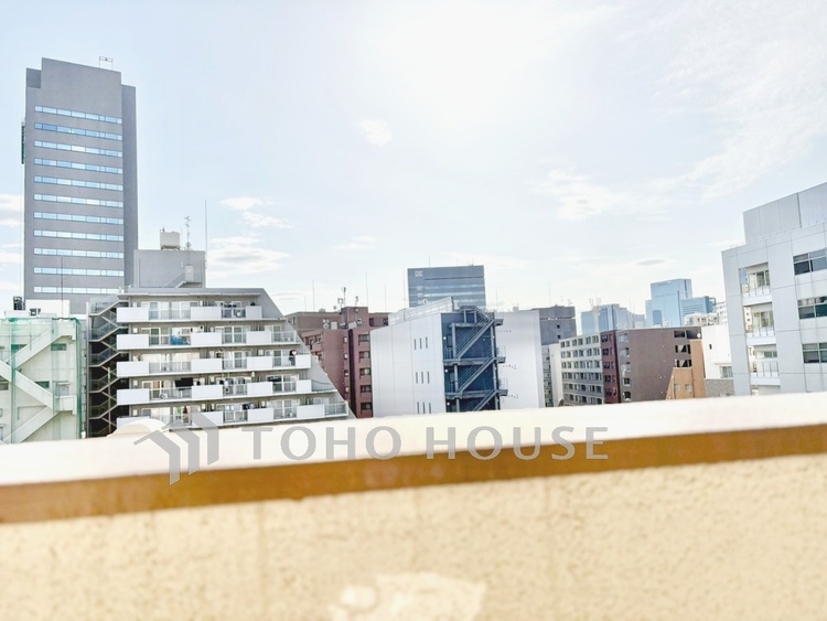 バルコニー 【Balcony】室内とつながる自然な広がり。布団干しも可能なゆとりある設計。実用性も兼ね備えたバルコニーです。