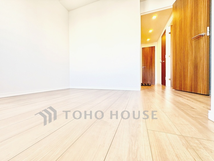 内装 【Bedroom】深呼吸したくなる静けさ。家具配置を想定しやすい整った形状。落ち着きある毎日を支える空間です。