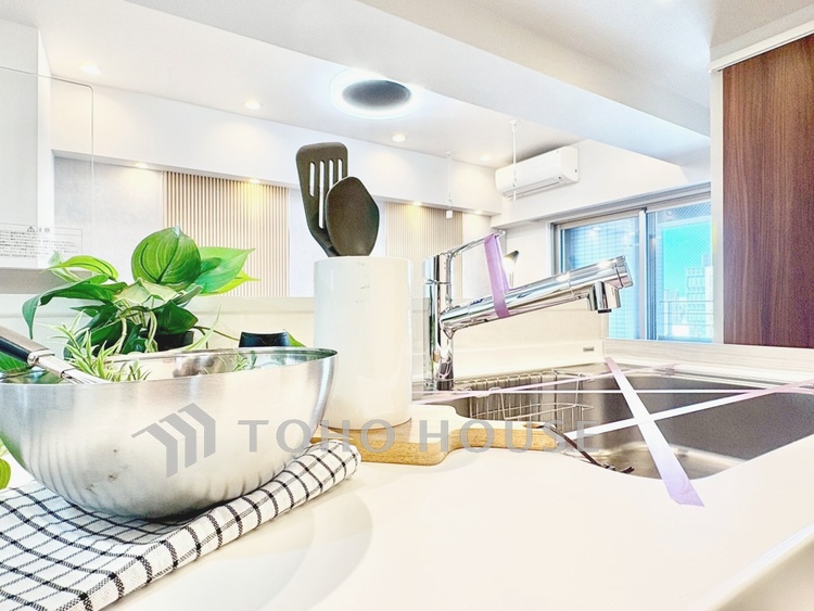 キッチン 【Kitchen】湯気が立ちのぼるたび、会話が弾む。リビングを見渡せる配置で、家族の気配を感じながら料理ができます。日常をやさしく支える空間です。