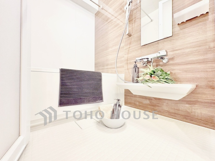 風呂 【Bathroom】一日の疲れをゆっくりと癒す空間。足を伸ばして入れる浴槽で、心までほどける時間を。