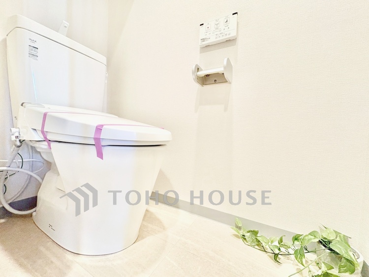 トイレ 【Toilet Room】落ち着いた色合いが心を整える。お手入れのしやすい設計で、清潔に保てます。機能性と清潔感を兼ね備えています。