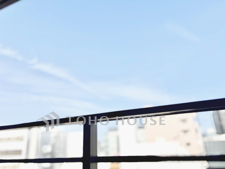 バルコニー 【Balcony】室内とつながる自然な広がり。布団干しも可能なゆとりある設計。実用性も兼ね備えたバルコニーです。