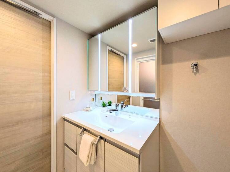 その他 清潔感を感じられる洗面化粧台。