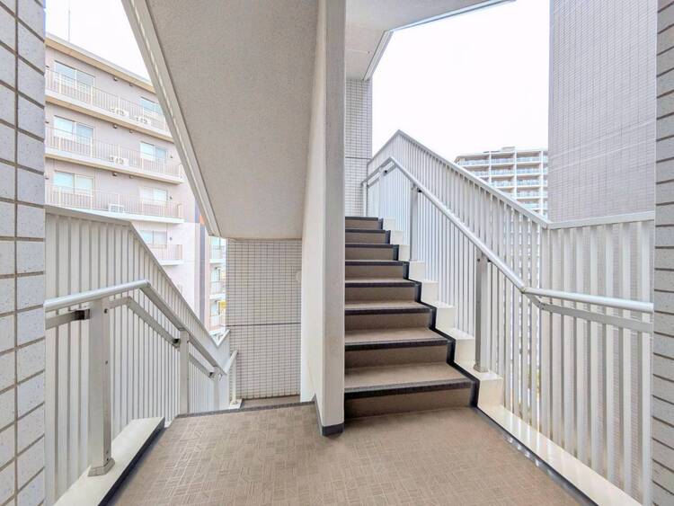 その他 共用部の階段です。明るく清潔に管理されています。