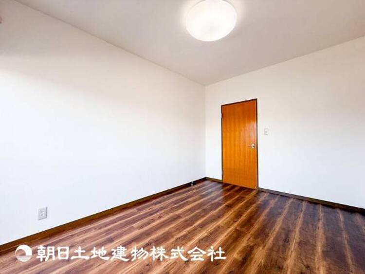 内装 【居室】趣味・感性で個性的に飾って頂けるようシンプルに仕上げてあります。