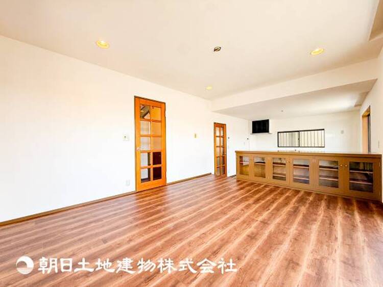居間 【リビング】家族や友人との時間など、１番多くの時間を過ごす空間だからこそ落ち着いた空間になります。