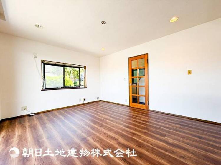 居間 【リビング】大切なご家族、招いた友人と過ごすひと時を溢れる光が優しく包み込む空間。