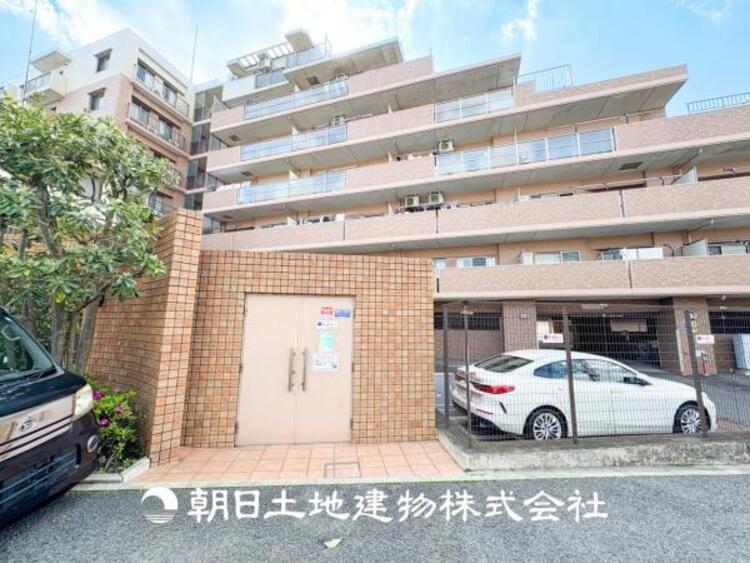 外観 【外観写真】家族の色を映し出す洗練された邸宅は、ずっと輝き続けながらいつしか街の風景に溶け込んでいきます。