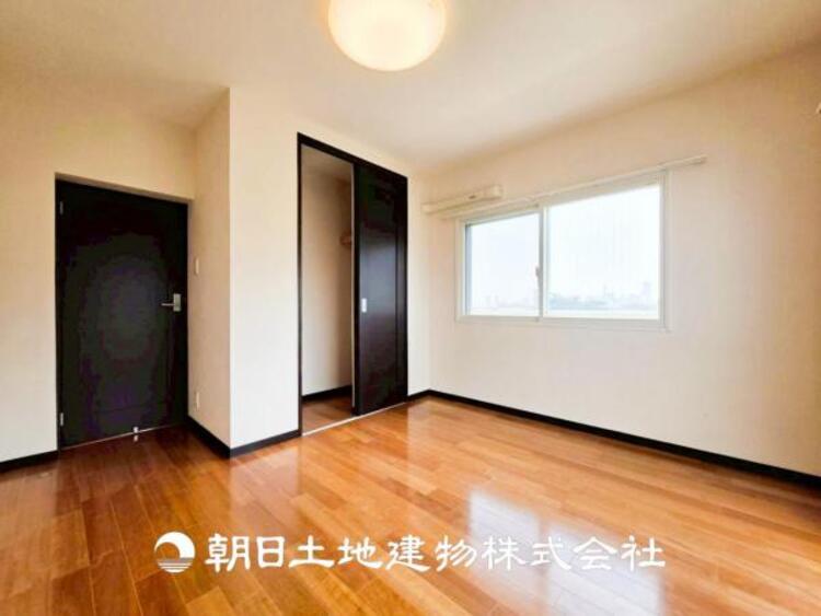 内装 【居室】爽やかな空間演出とセンス良く纏められた室内は良質な寛ぎ空間。そこで暮らす大切な人達のことを考え造りこんだ空間は日々の生活に安らぎを与えてくれます。