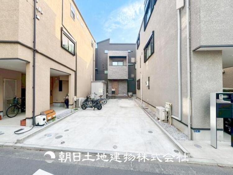 外観 【外観写真】時代の流行ではなく拘りを貫く。シックなカラートーンで街並みに溶け込む外観は、主張し過ぎず、かつ平凡ではない絶妙なバランスで輝きを放ちます。